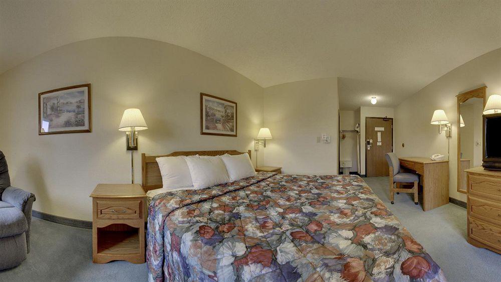 Super 8 By Wyndham Green Bay Near Stadium Exteriör bild