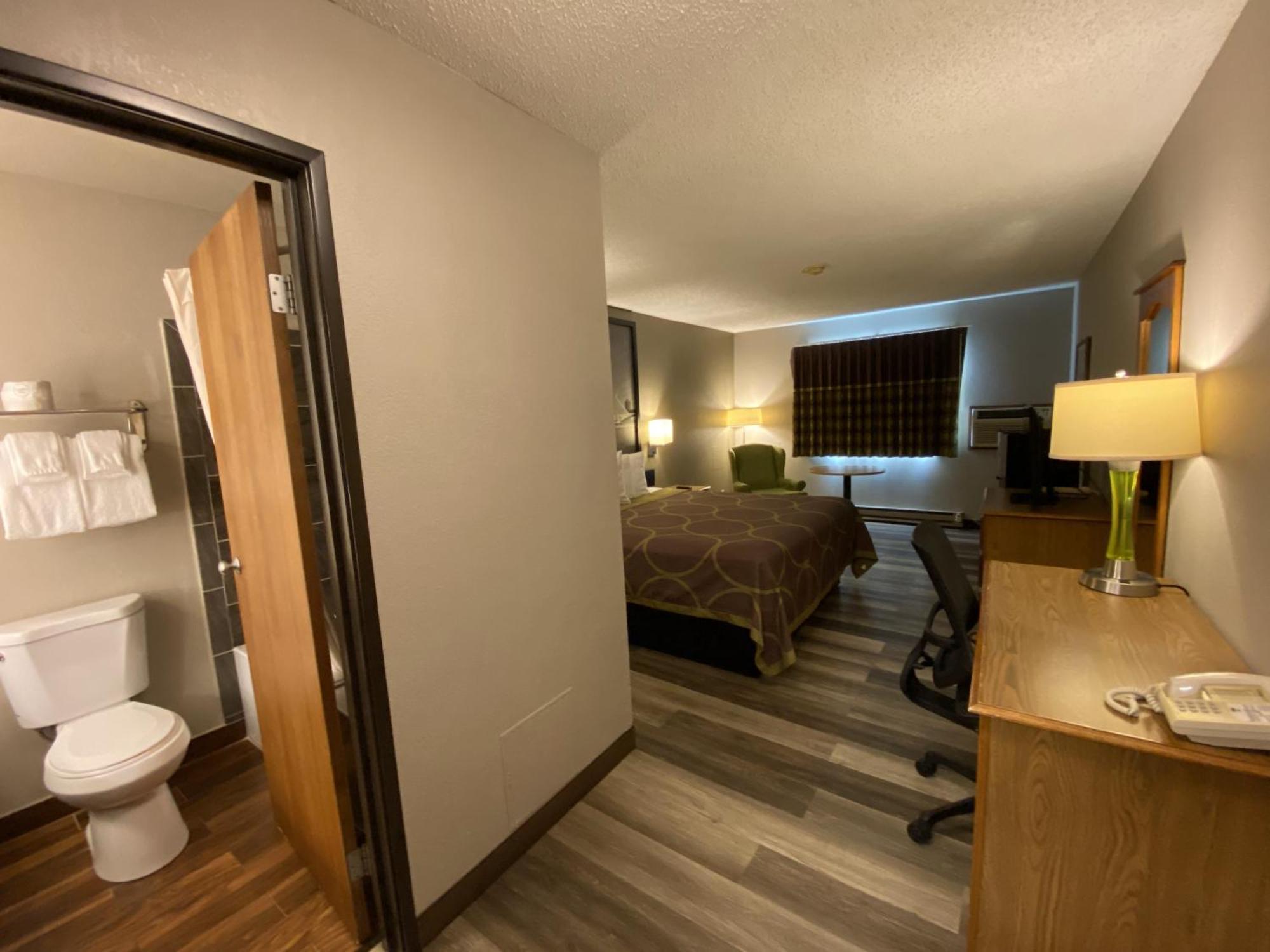 Super 8 By Wyndham Green Bay Near Stadium Exteriör bild
